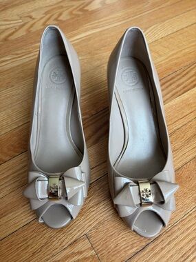 Tory Burch Beige Leather Stacked Bow Peep Toe Wedge Pumps US 5 Nude Ladylike